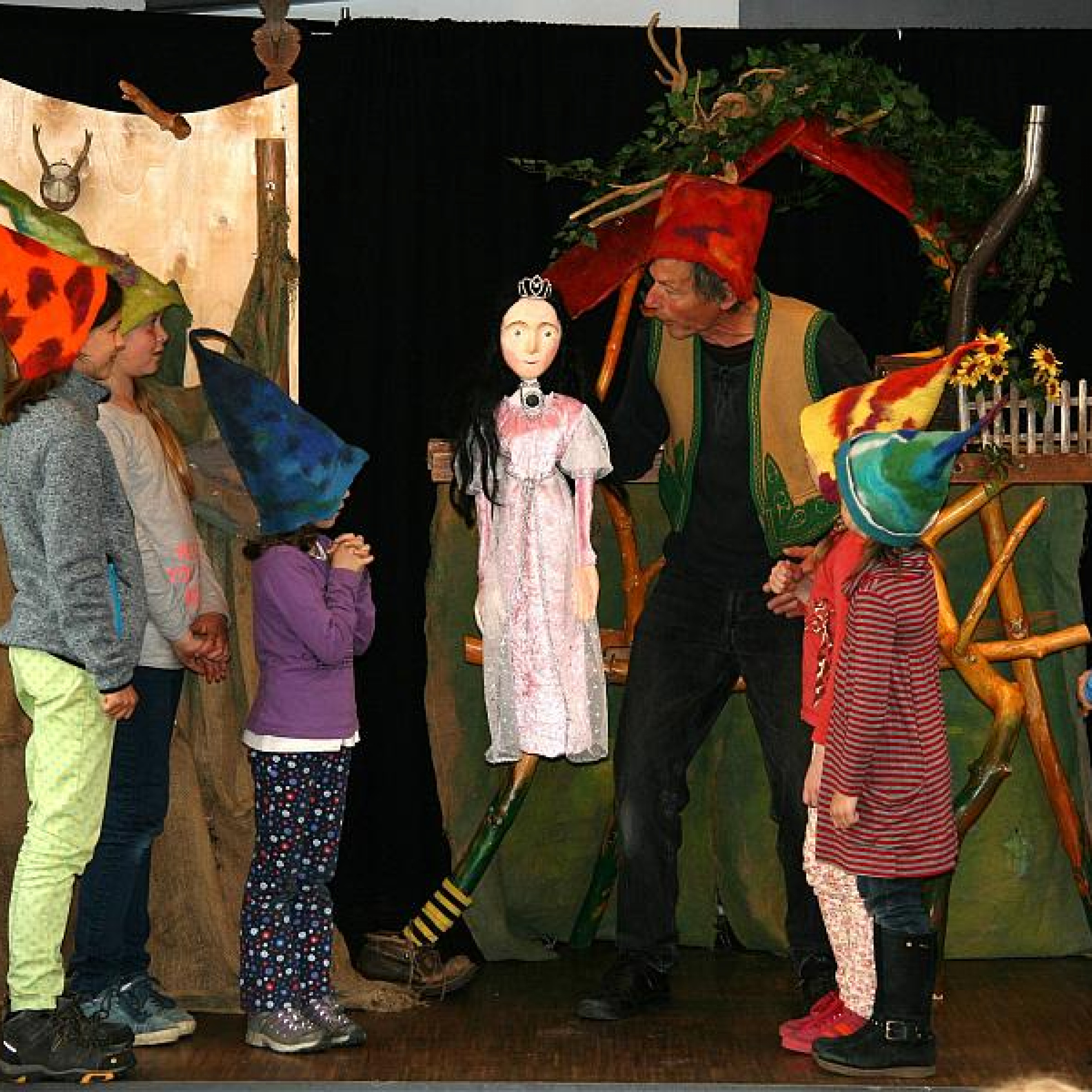 Grimms Märchen „Schneewittchen“ als Figurentheater 