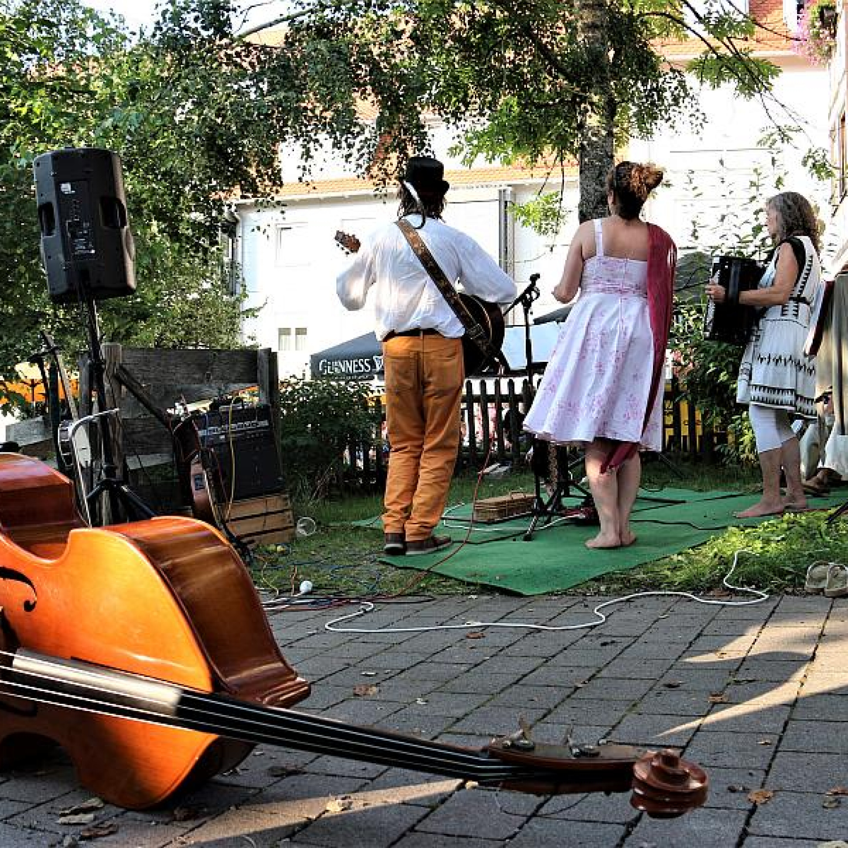 Grillwurst, Gin, Gitarrenkoffer